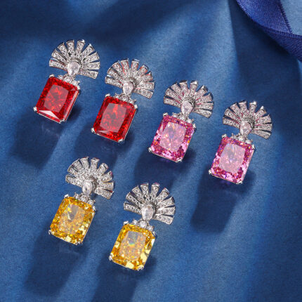 The top cutting technology of S925 Caibao is a best-selling product with high carbon content, and its main component carbon element is the same as that of real diamond. Highly simulated diamond, Redion cut, ice flower cut, copper inlaid, fan earrings, main stone 10 * 12