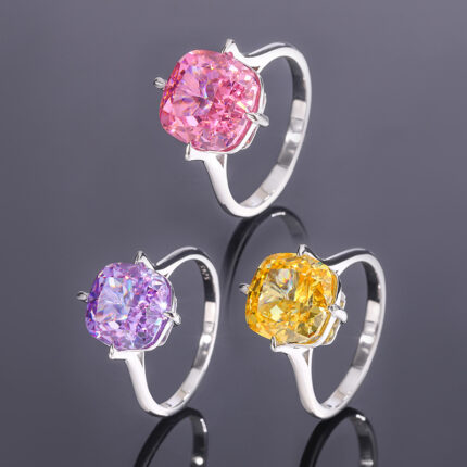 The top cutting technology of S925 Caibao is a best-selling product with high carbon content, and its main component carbon element is the same as that of real diamond. Highly simulated diamond Redion cut, plump square, elegant and simple ring, female lead stone 10 * 10